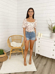 Top corto floral con mangas abullonadas y espalda abierta con lazo
