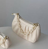 Kleine gerüschte Umhängetasche aus Kunstleder mit Kettenriemen