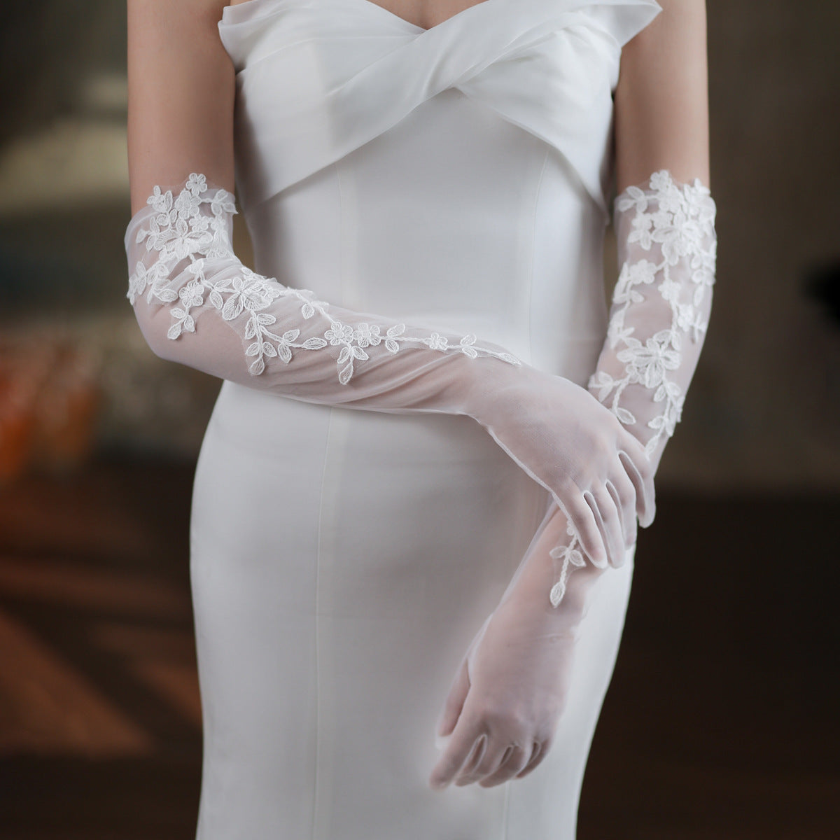 Elegante vestido de novia de encaje blanco con guantes de malla para la cena