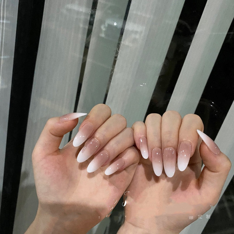 Nur Rina – handgefertigte Maniküre mit Nagelpflaster