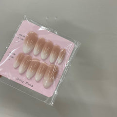 Nur Rina – handgefertigte Maniküre mit Nagelpflaster