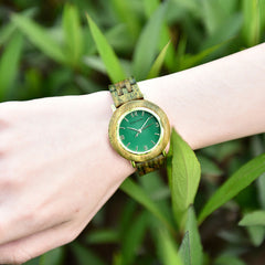 Reloj de madera con temperamento elegante y sencillo