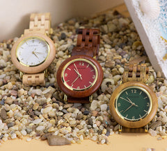 Reloj de madera con temperamento elegante y sencillo