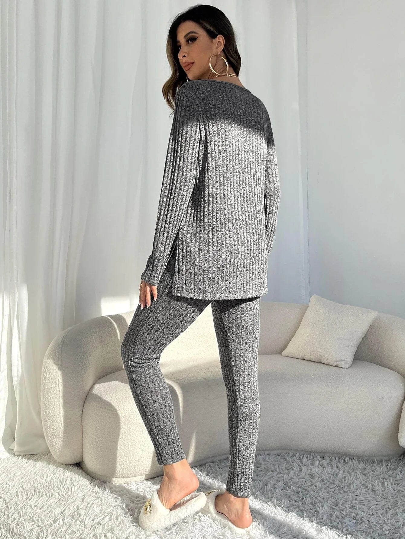 Lounge-Set aus Strickoberteil mit Schlitz am Saum und Leggings 