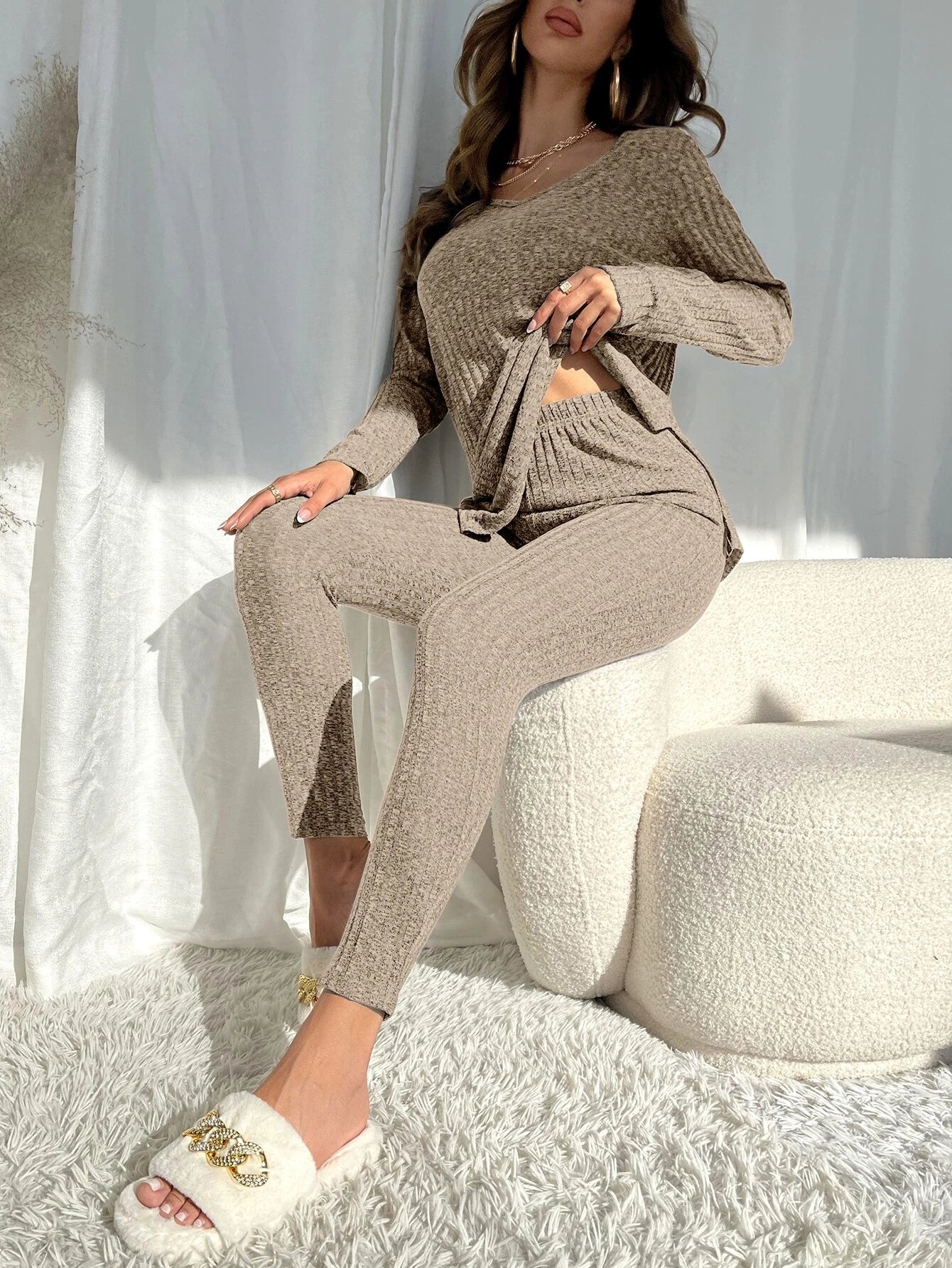 Lounge-Set aus Strickoberteil mit Schlitz am Saum und Leggings 