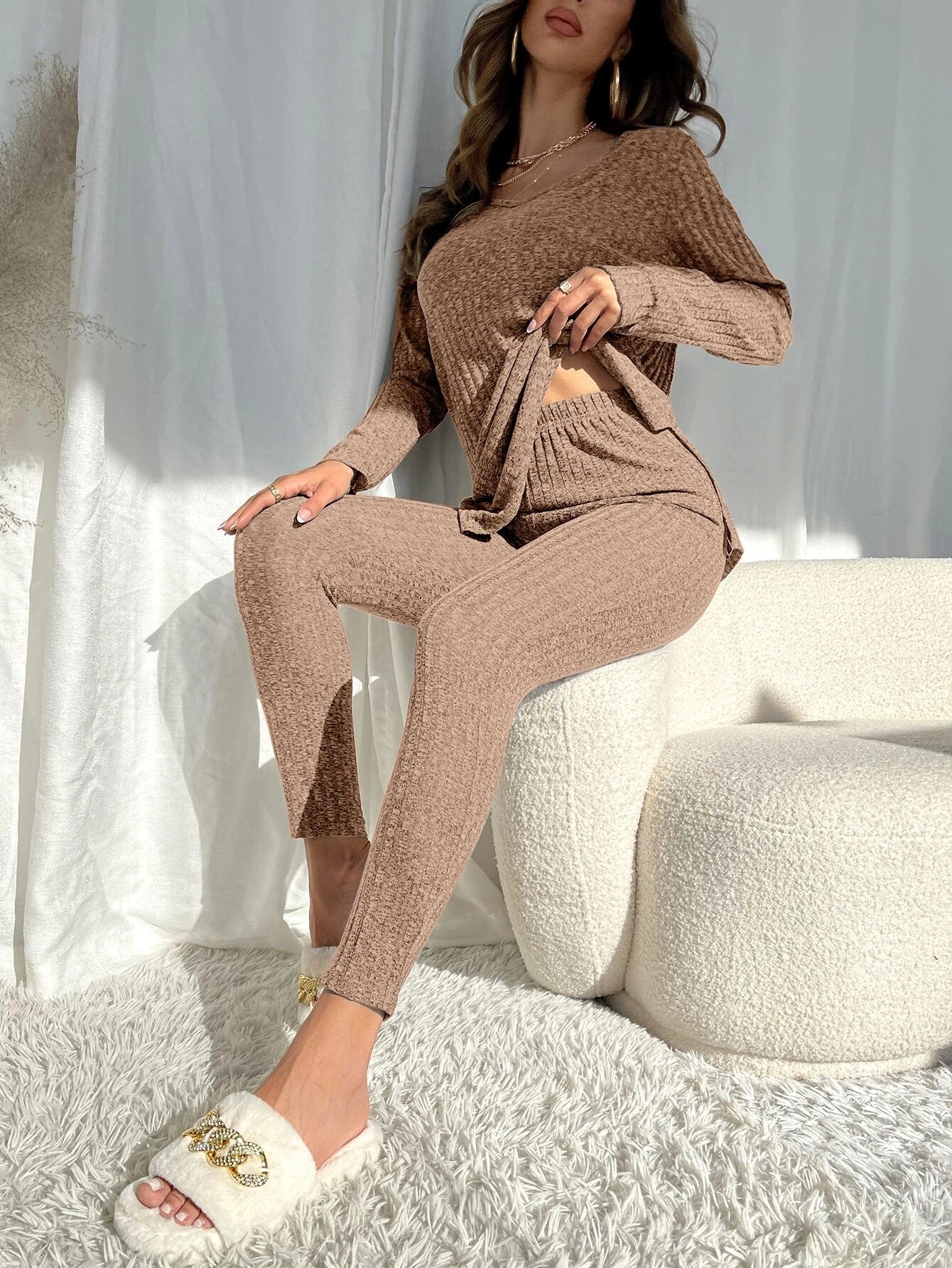 Lounge-Set aus Strickoberteil mit Schlitz am Saum und Leggings 