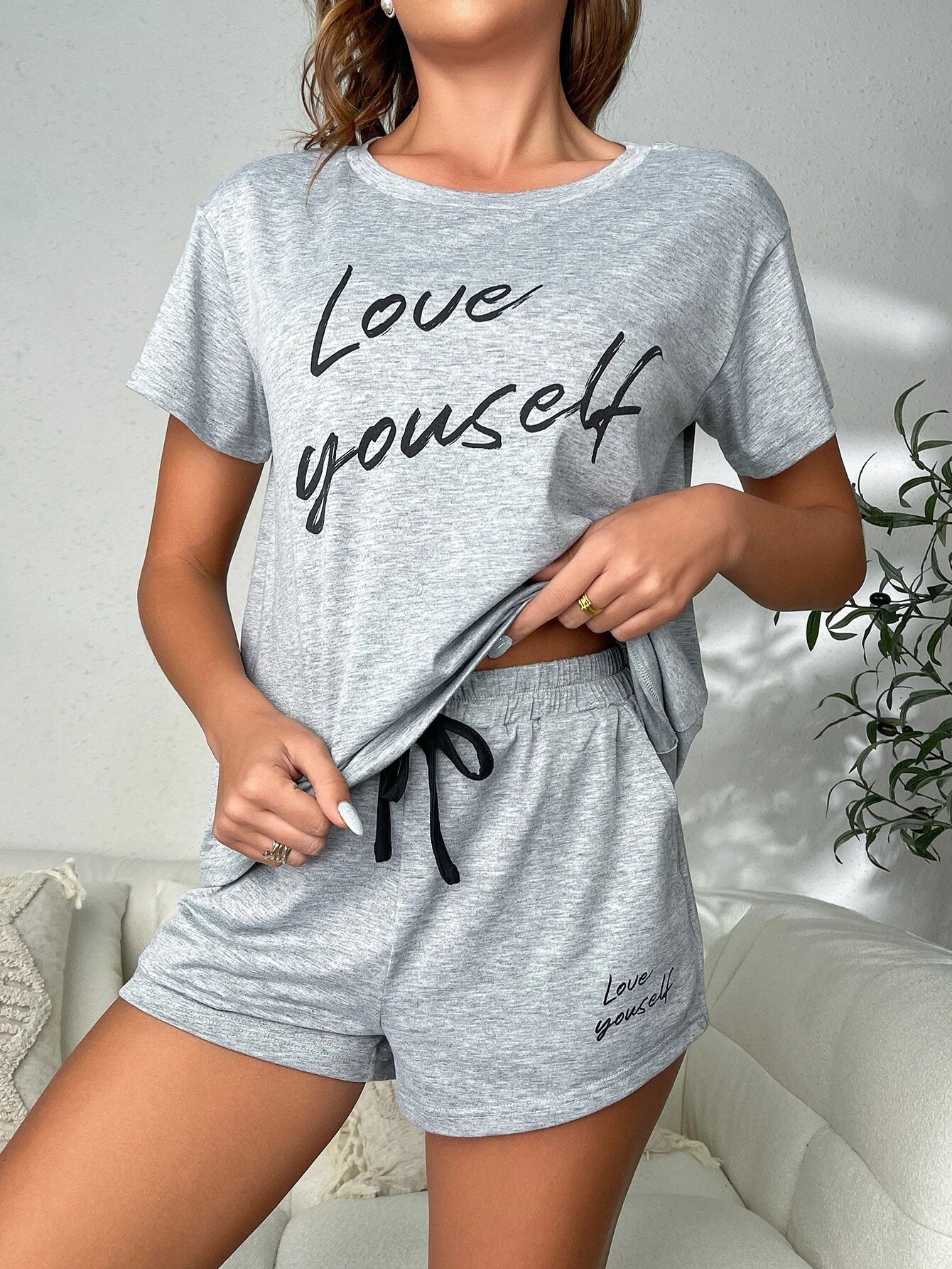 Lounge-Set aus T-Shirt und Shorts mit Buchstabengrafik