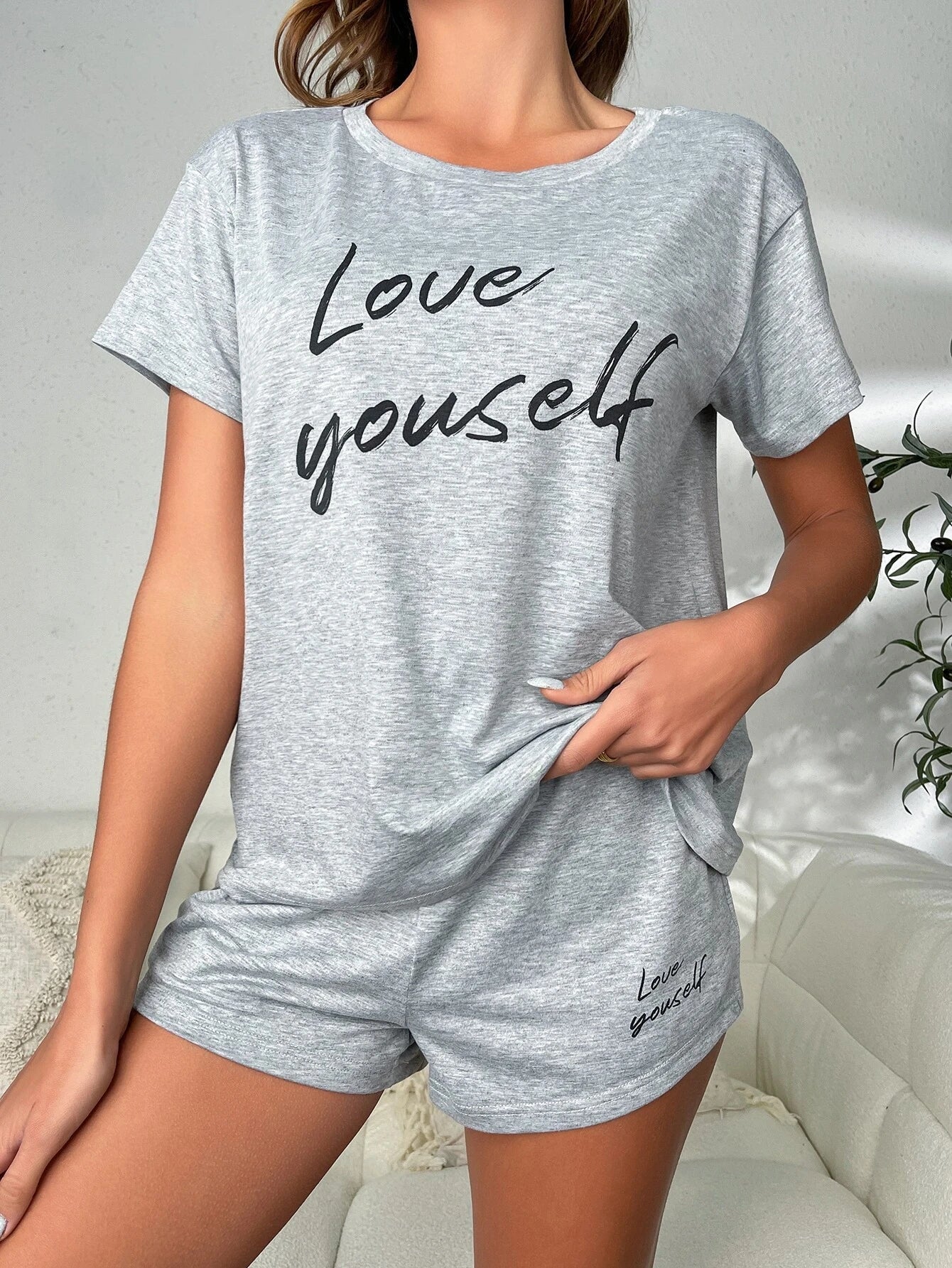 Lounge-Set aus T-Shirt und Shorts mit Buchstabengrafik