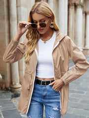 Chaqueta con capucha y cordón con cremallera 