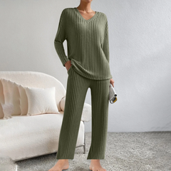 Lounge-Set aus Rippstrick, passendes Set aus Pullover und Hose