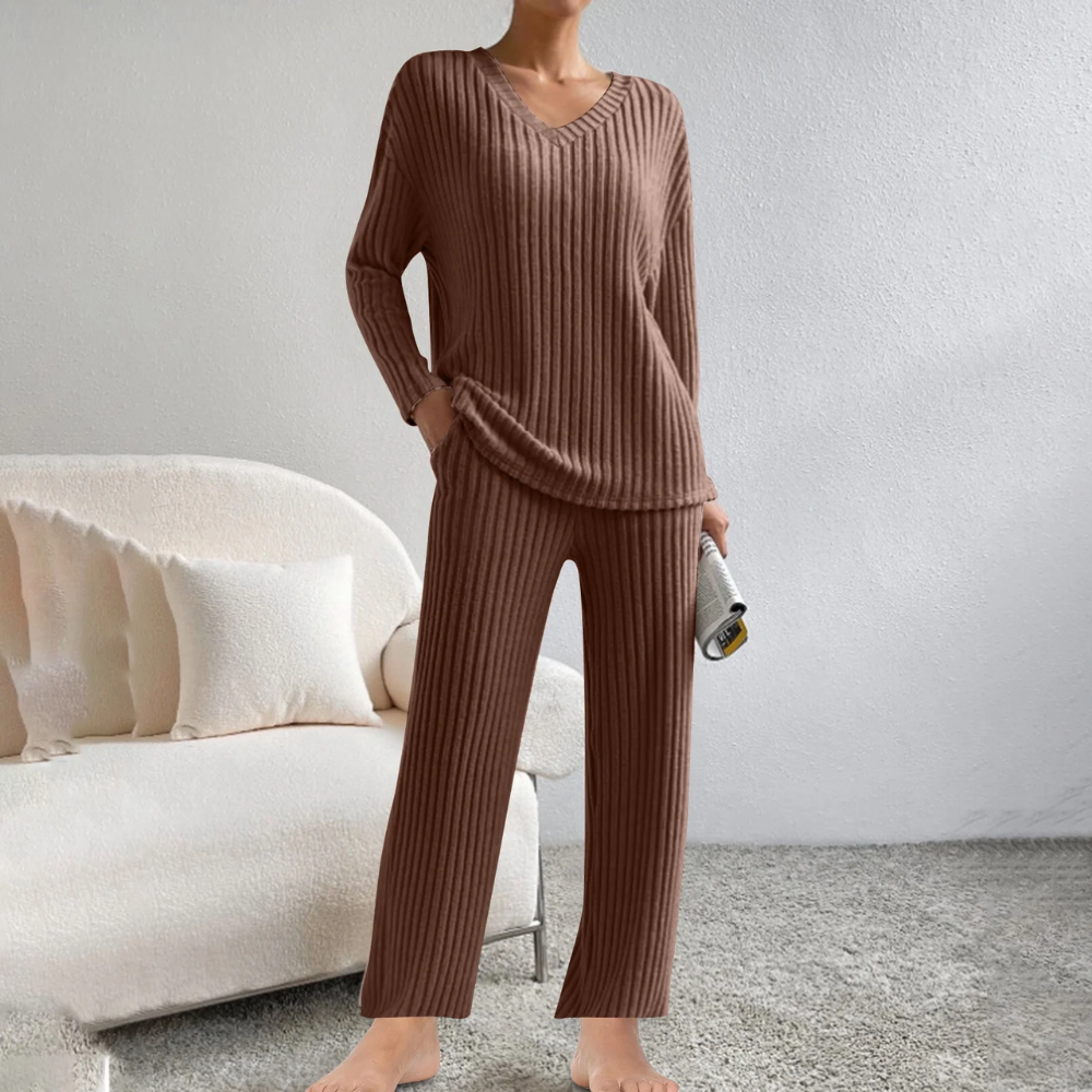 Lounge-Set aus Rippstrick, passendes Set aus Pullover und Hose