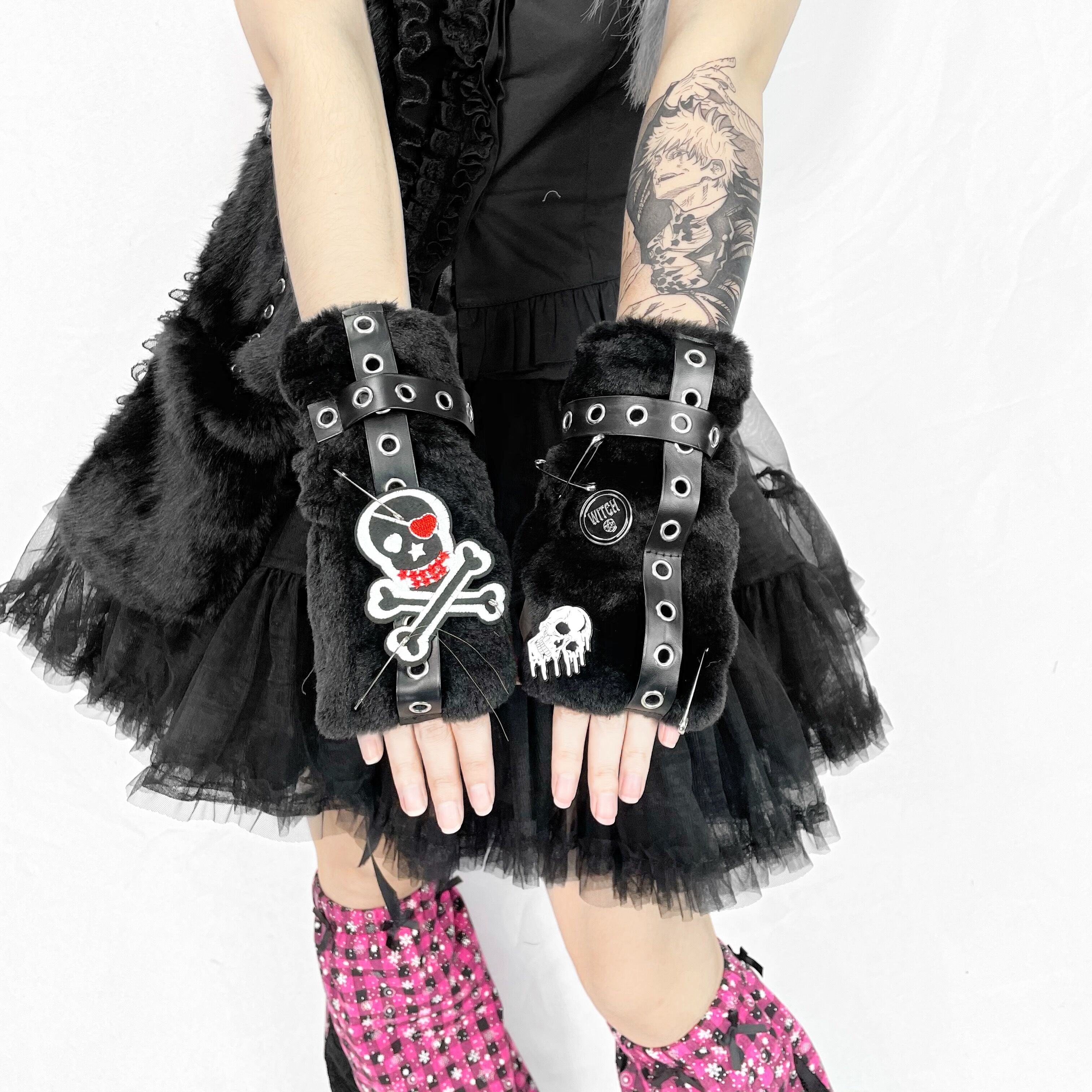 Manga de cinco dedos con calavera peluda negra punk