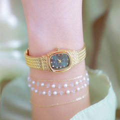 Reloj dorado pequeño, ligero, de lujo, con esfera de trigo y temperamento sencillo.