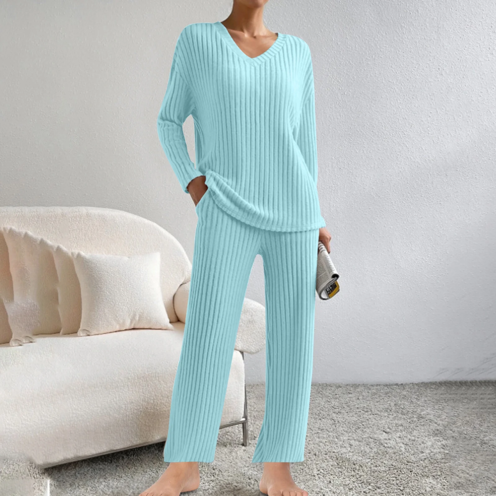 Lounge-Set aus Rippstrick, passendes Set aus Pullover und Hose