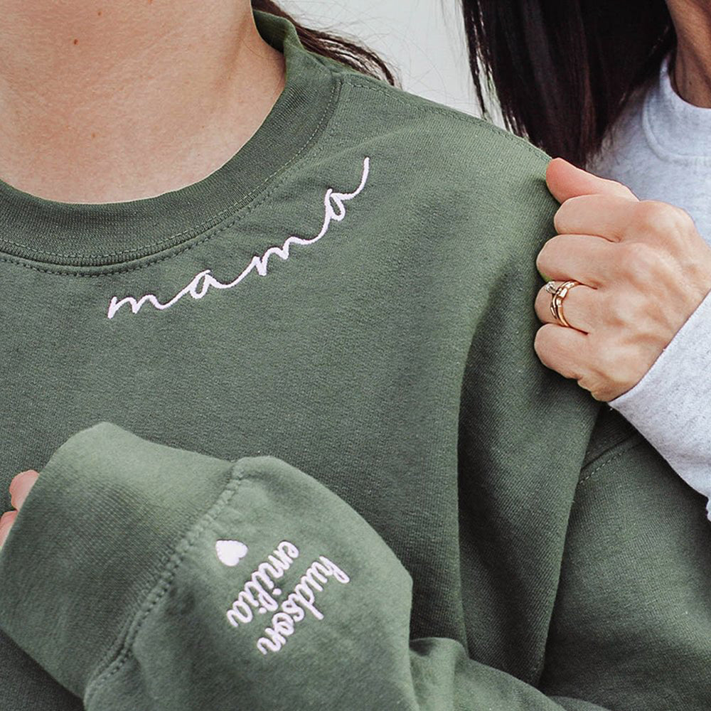 Sudadera de mamá personalizada con nombre de niño en la manga