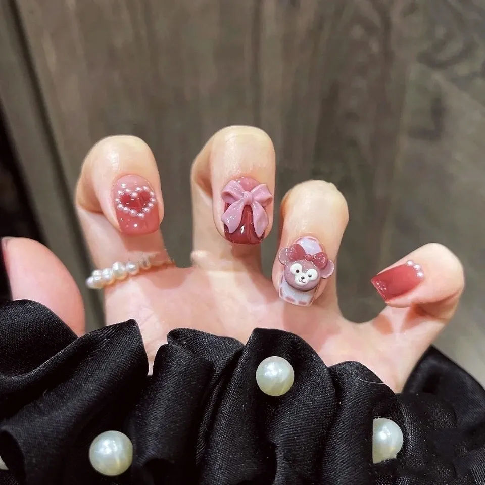 Lindo arte de uñas con degradado de perla y lazo de amor