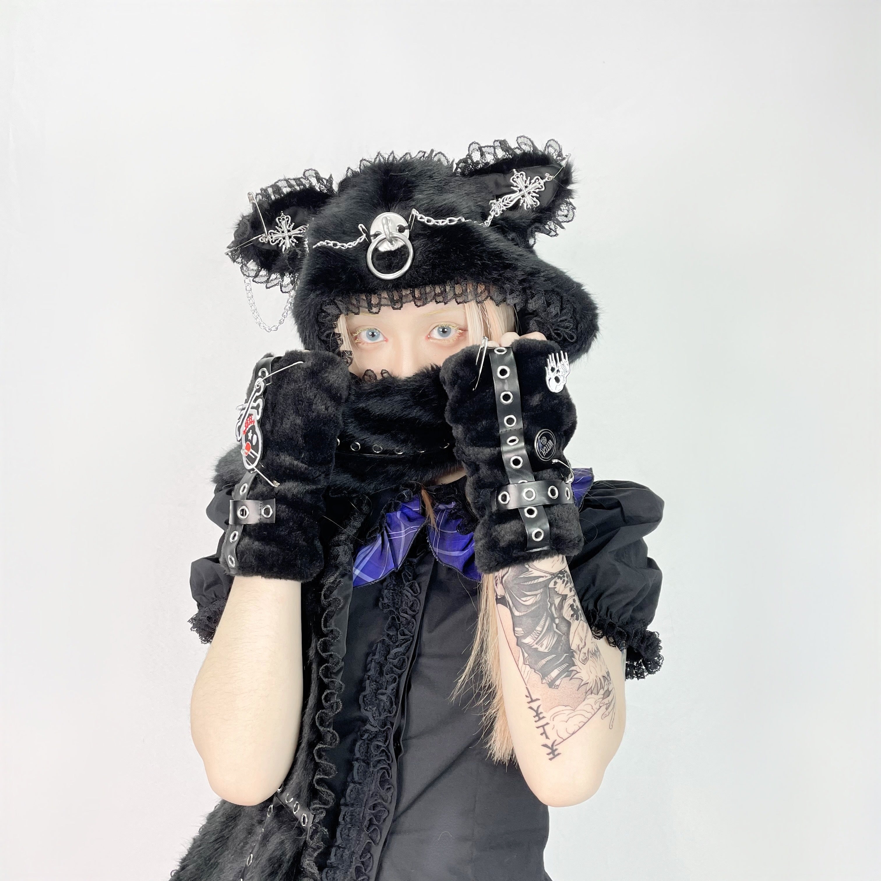 Manga de cinco dedos con calavera peluda negra punk
