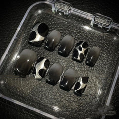 Kurze, handgemachte Maniküre für heiße Mädchen