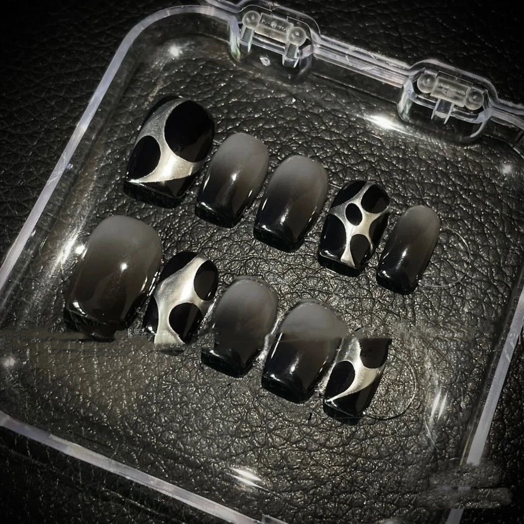 Kurze, handgemachte Maniküre für heiße Mädchen