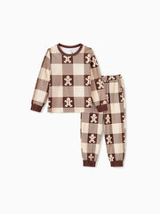 Passendes Familien-Pyjama-Set mit Lebkuchen-Karomuster