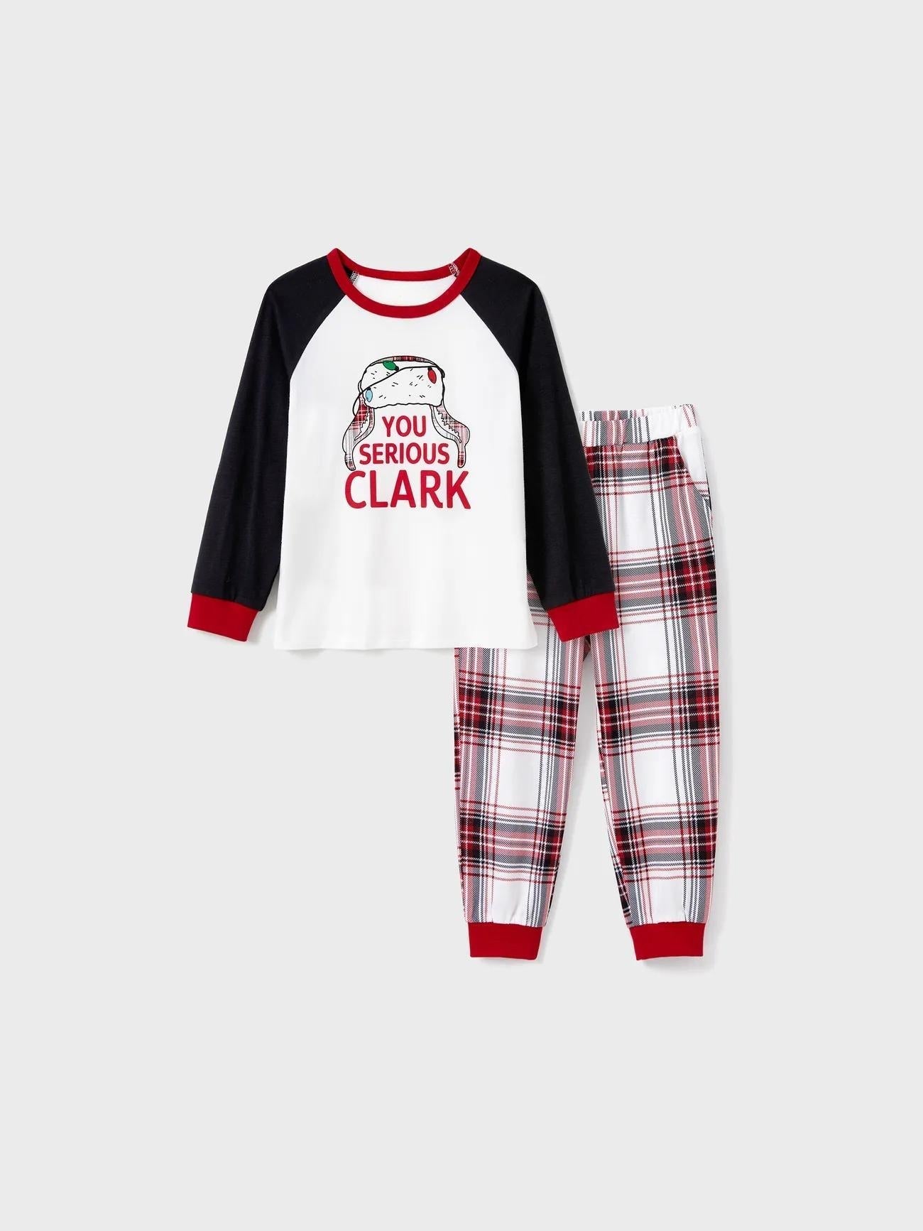 Conjunto de pijama familiar estampado a juego con texto "You Serious Clark" 