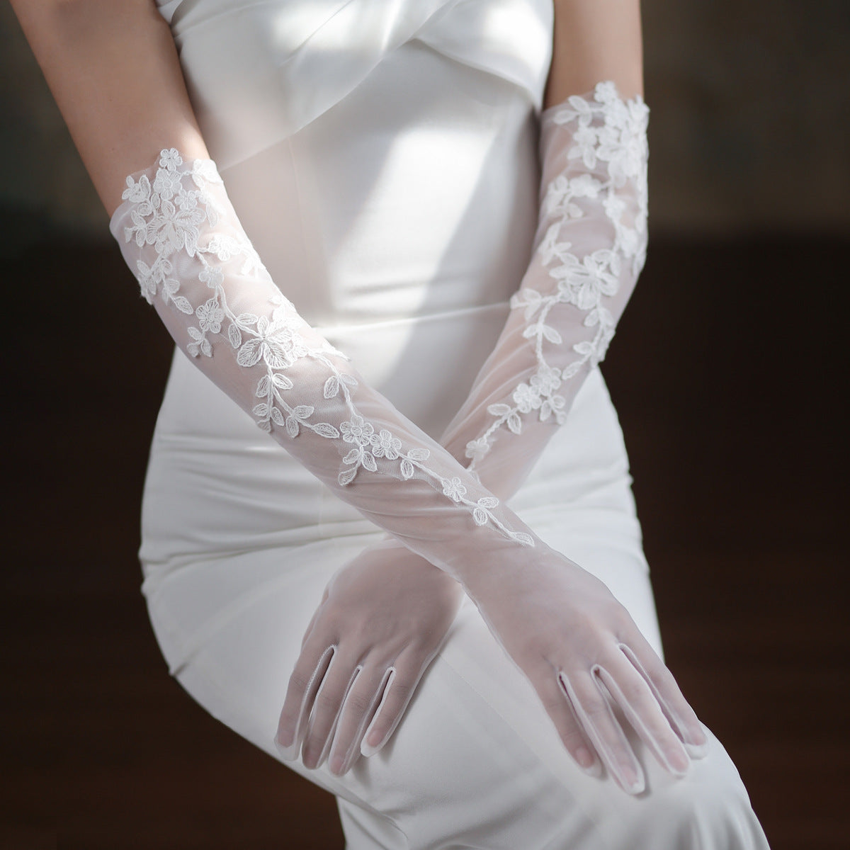 Elegante vestido de novia de encaje blanco con guantes de malla para la cena