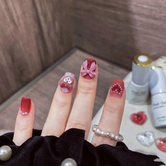 Lindo arte de uñas con degradado de perla y lazo de amor