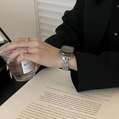 Reloj de metal con paleta redonda pequeña