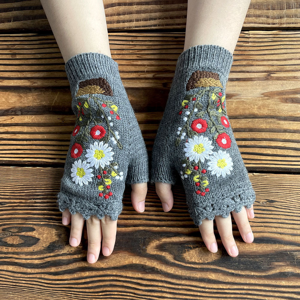 Lange warme Strickhandschuhe mit kleiner roter Blume im Topf