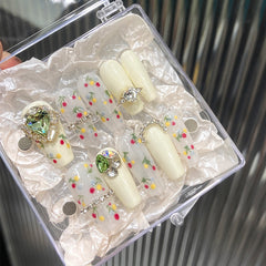 Handgefertigter Diamant-Tragenagel