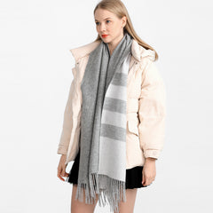 Bufanda de cachemira a cuadros de lujo para mujer. Cálido chal de pashmina con borlas.
