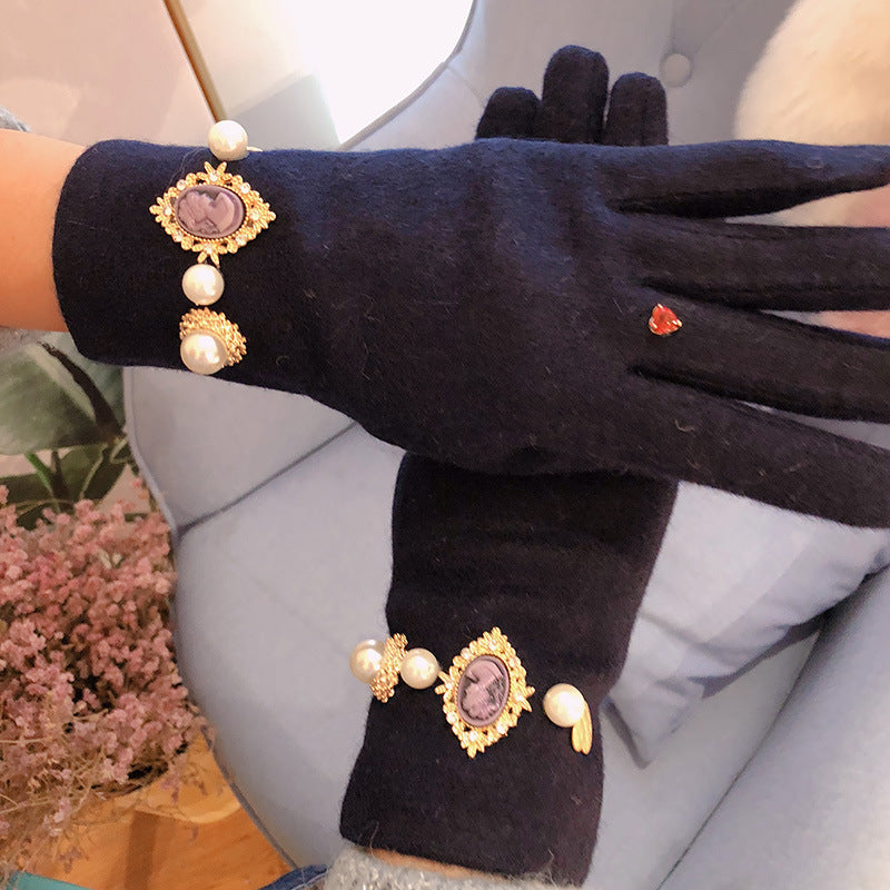 Antique Portrait Pearl Gloves