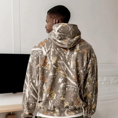 Essential Hoodies mit Camouflage-Blatt-Print