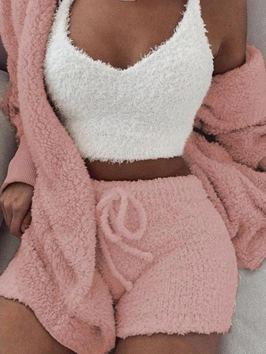 Kuschelige Stricksets Crop Top, Shorts, langer Mantel