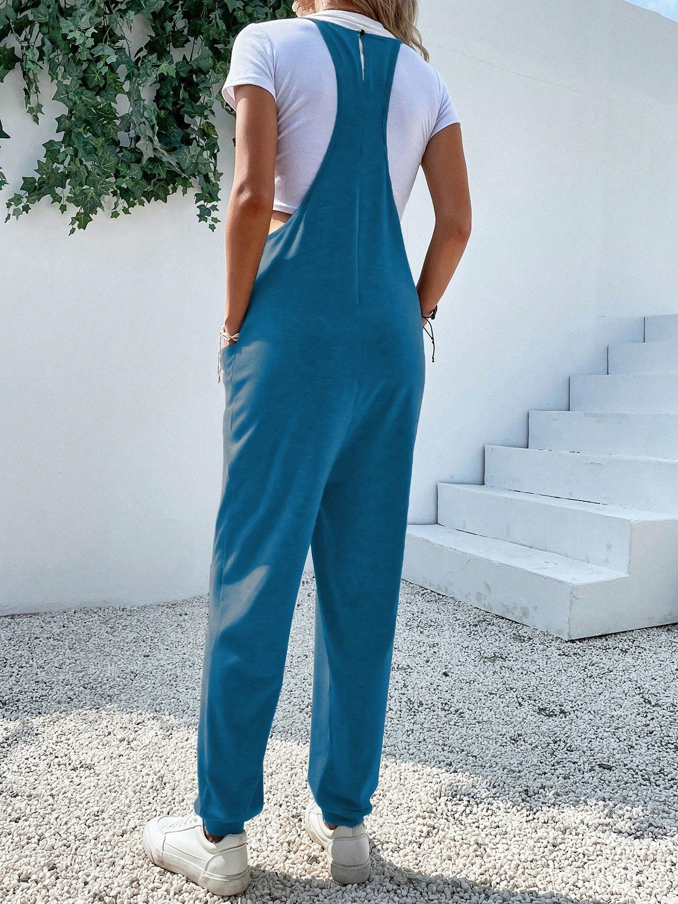 Jumpsuit mit zwei Taschen und Schlüsselloch ohne T-Shirt