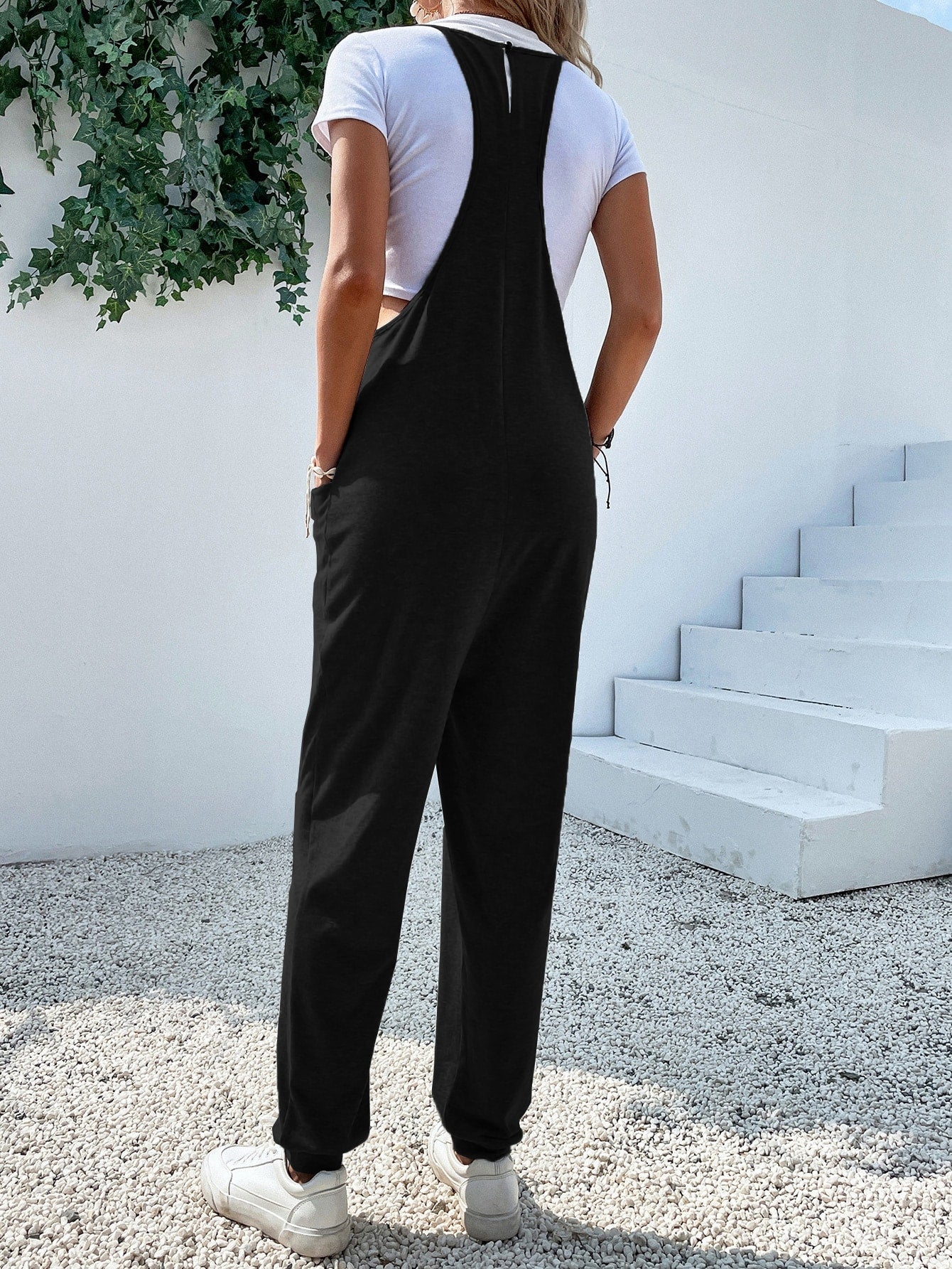 Jumpsuit mit zwei Taschen und Schlüsselloch ohne T-Shirt