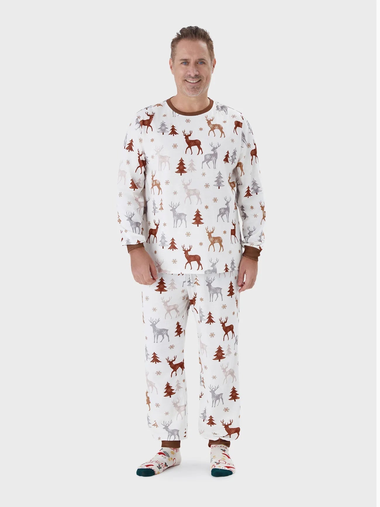 Festliches passendes Pyjama-Set für die Familie mit Rentiermotiv
