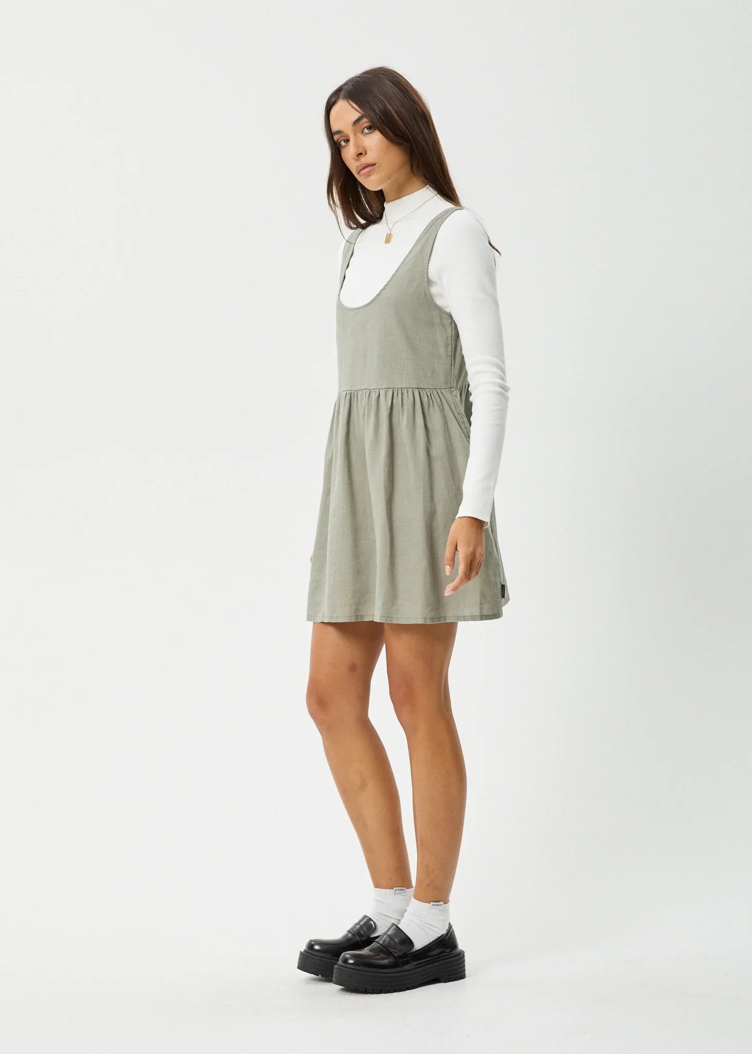 Modernes Utility-Latzkleid