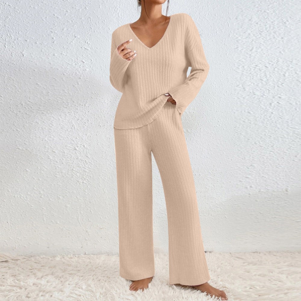 Lounge-Set aus Pullover und Rippstrick und passende Hose