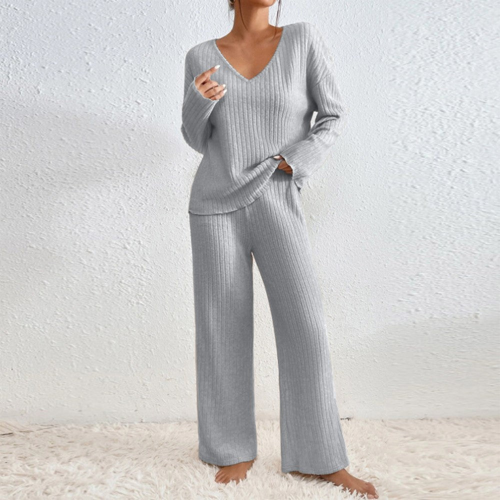 Lounge-Set aus Pullover und Rippstrick und passende Hose