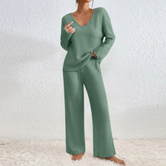 Lounge-Set aus Pullover und Rippstrick und passende Hose