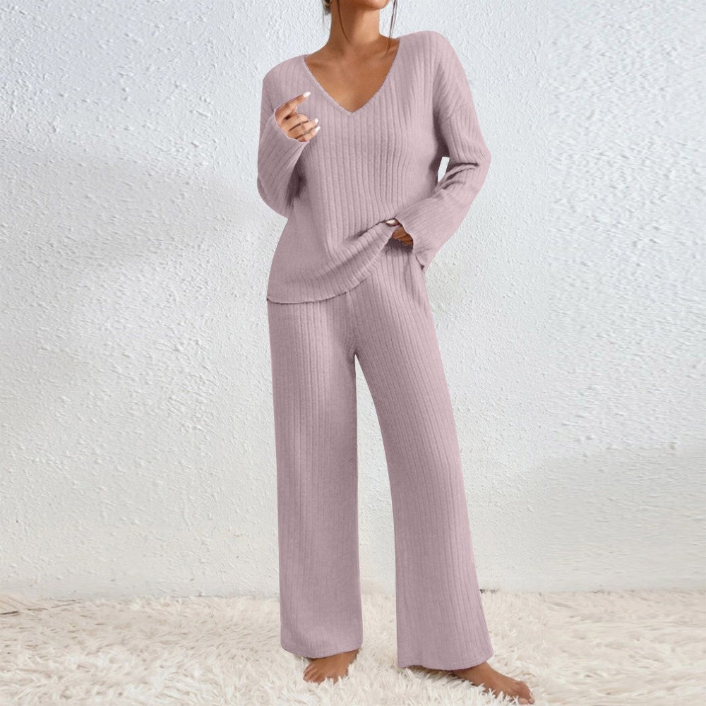 Lounge-Set aus Pullover und Rippstrick und passende Hose