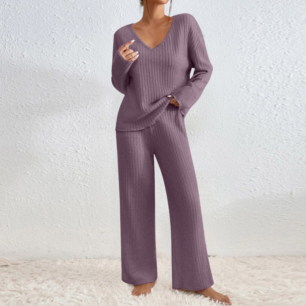 Lounge-Set aus Pullover und Rippstrick und passende Hose