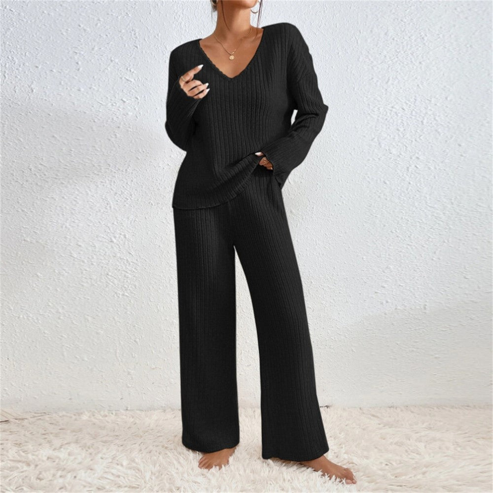 Lounge-Set aus Pullover und Rippstrick und passende Hose