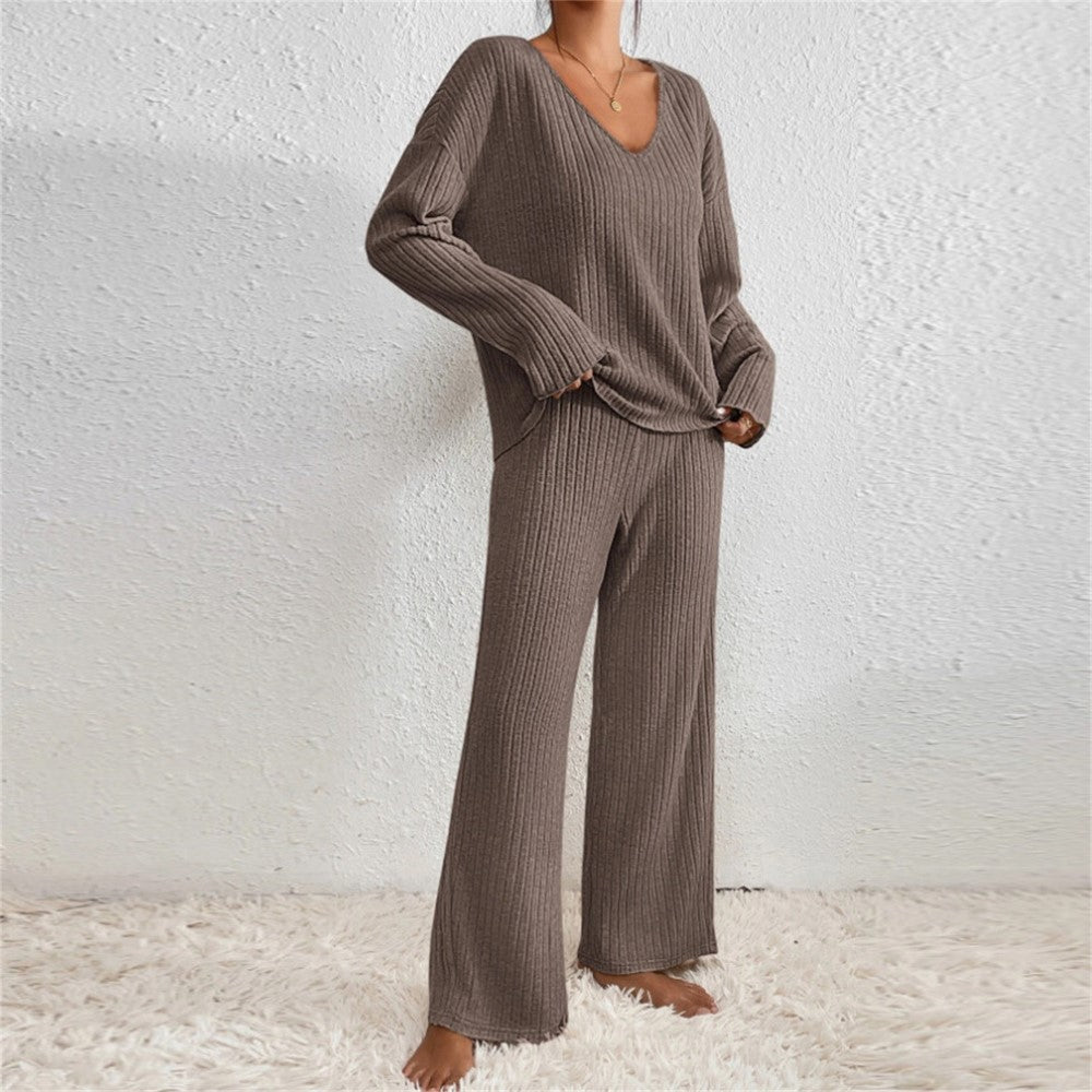 Lounge-Set aus Pullover und Rippstrick und passende Hose