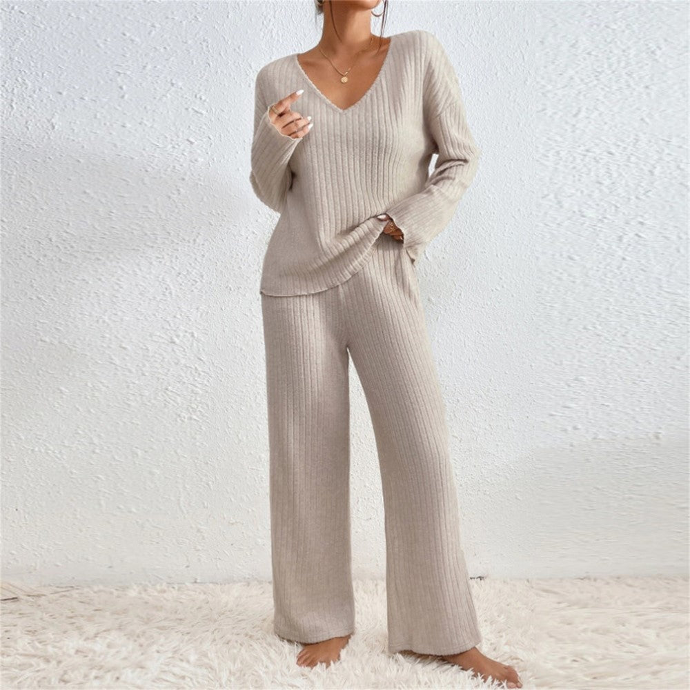 Lounge-Set aus Pullover und Rippstrick und passende Hose