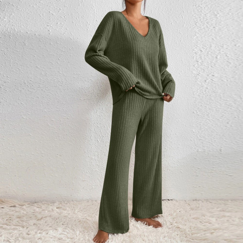 Lounge-Set aus Pullover und Rippstrick und passende Hose