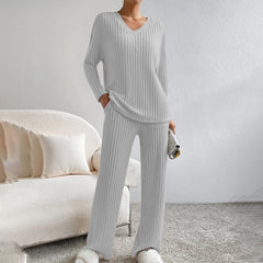 Lounge-Set aus Rippstrick, passendes Set aus Pullover und Hose