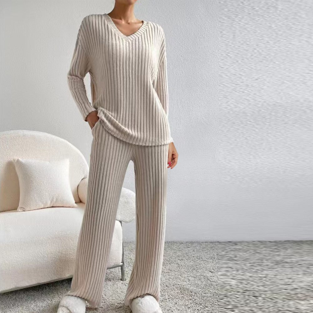 Lounge-Set aus Rippstrick, passendes Set aus Pullover und Hose