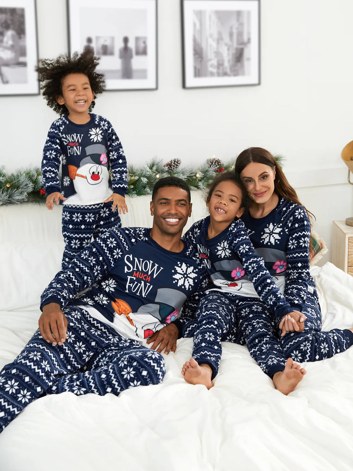 Passendes Familien-Pyjama-Set mit Schneemann-Grafikdruck
